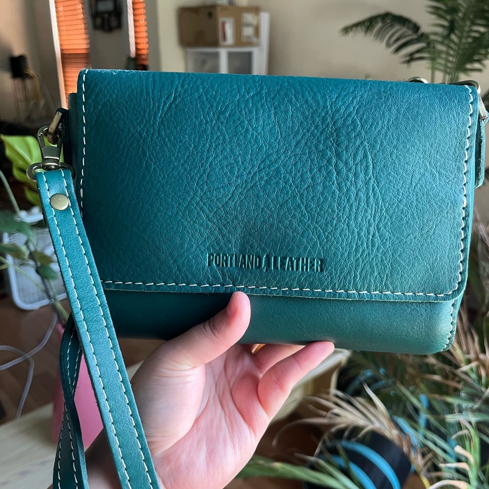 Portland Leather Metro Crossbody regular size - PEACOCK